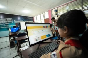 digitalisasi-pendidikan-siswi-sd-pakai-pc