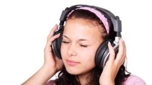 ilustrasi-mendengarkan-musik-aplikasi-youtube-mp3-download-pixabay
