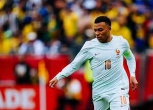 mbappe-liat-bawah-prancis-putih