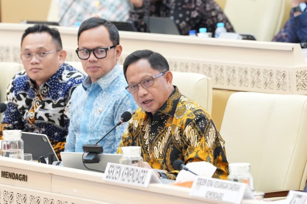 mendagri-kuning-rapat-dpr