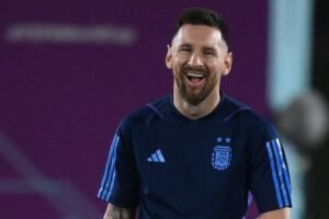 messi-tertawa-latihan-1