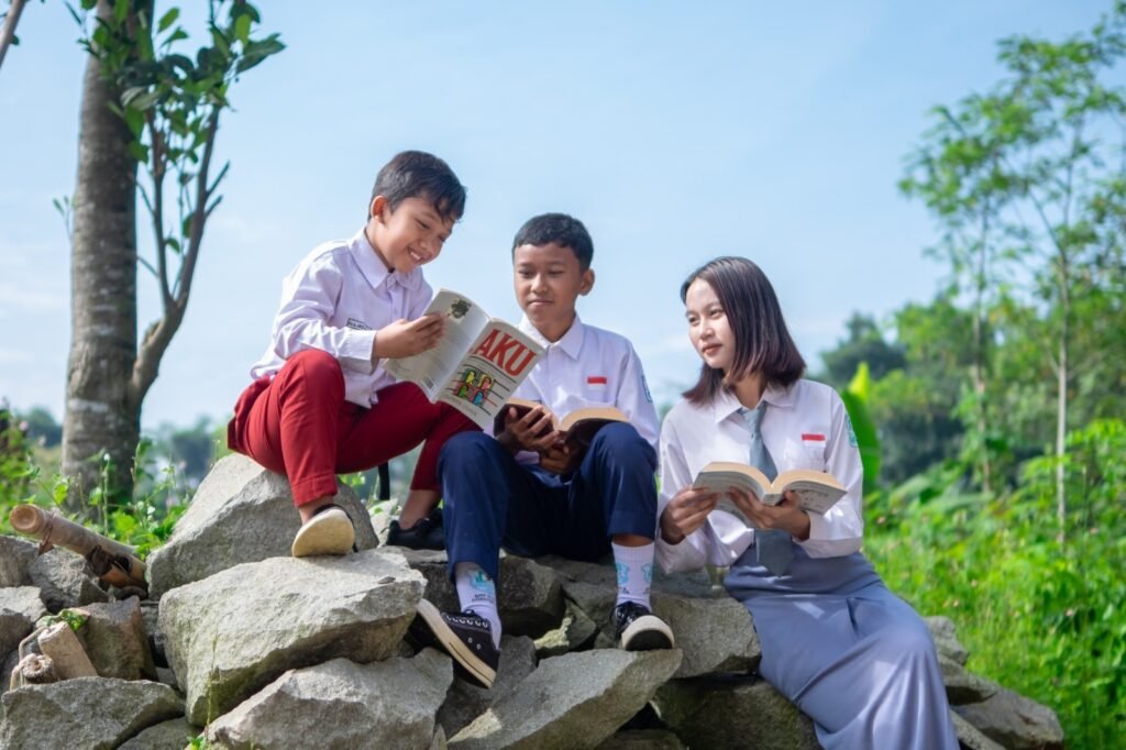murid-sd-smp-sma-di-atas-batu-baca-buku