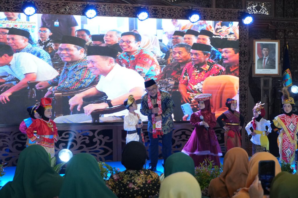 muti-dan-murid-paud-di-panggung