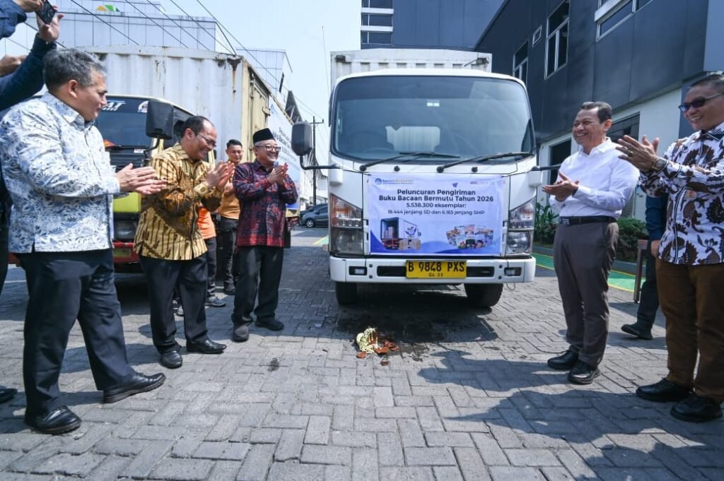 pengiriman-buku-bermutu-kemendikdasmen-pakai-truk