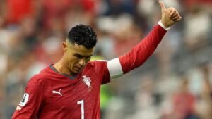 portugal-ronaldo-nunduk-acungkan-jempol