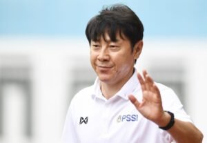 shin-tae-yong-melambaikan-tangan
