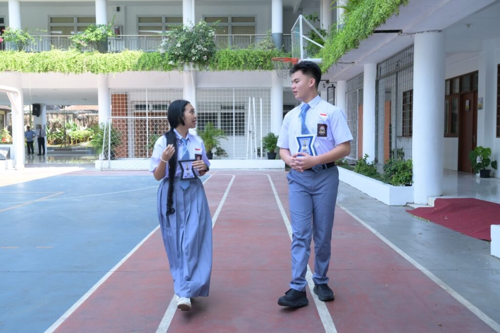 siswa-siswi-sma-jalan