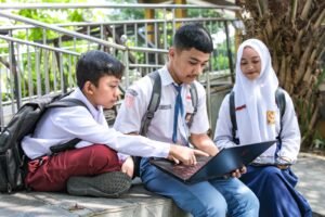 siswa-sma-sd-smp-laptop