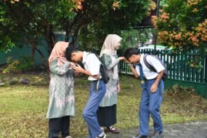 siswa-smp-salim-guru-depan-sekolah
