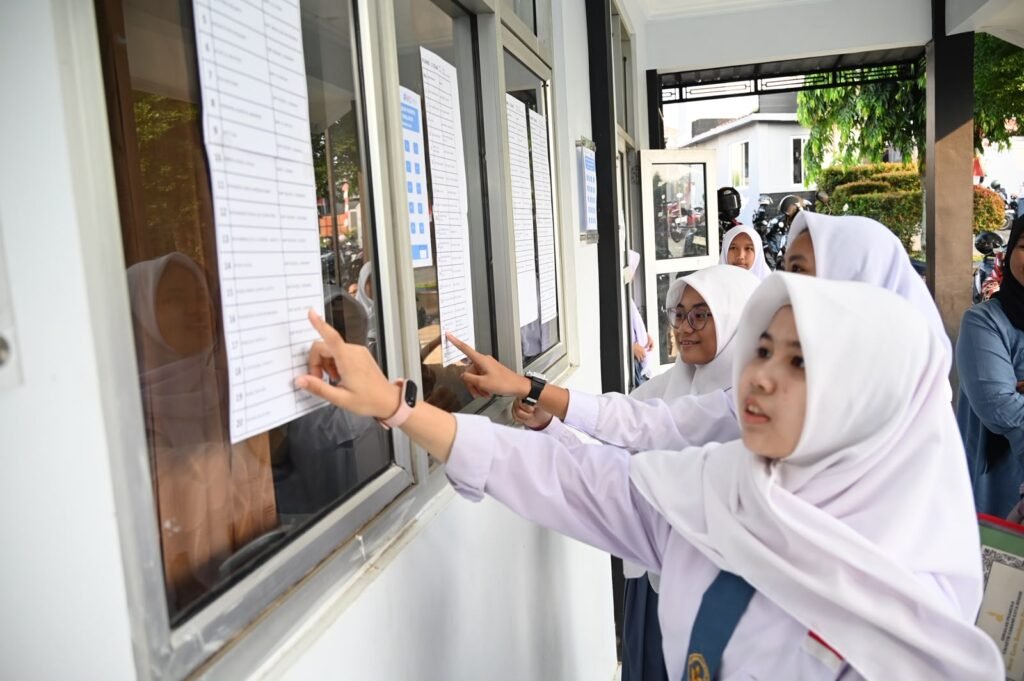 snt-siswi-sma-cek-kelulusan