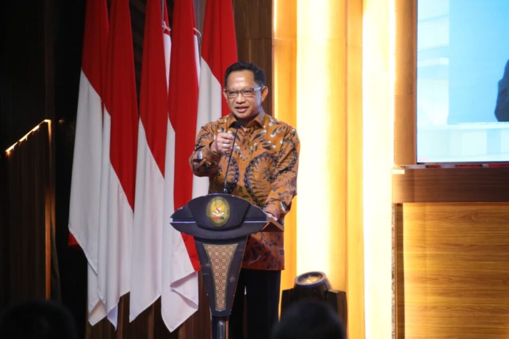 tito-mendagri-podium-merah-putih