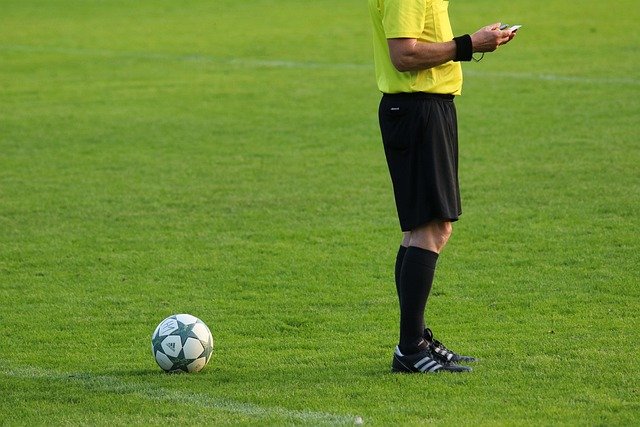 wasit-sepak-bola-pixabay