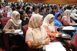 Ilustrasi-para-mahasiswa-yang-sedang-belajar-di-kampus-1329535447