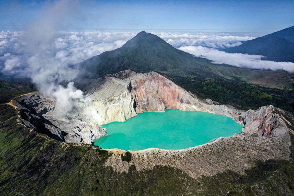 Kawah-Ijen-Volcano_-The-Mount-Ijen-Crater-Lake-Blue-Fire-In-Banyuwangi-Indonesia