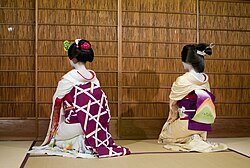 Perbedaan maiko (kiri) dan geiko (kanan). (Foto: Wikipedia).