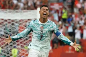 Portugal-ronaldo-selebrasi-gol-jersey-putih