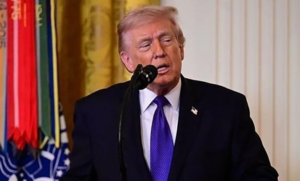 Trump-pakai-mic-merem