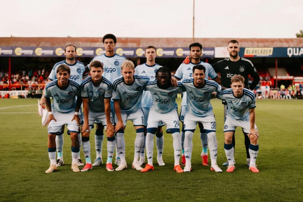 Kiper Timnas Indonesia Maarten Paes (kanan belakang) menjadi starter saat Ajax lolos ke play-off Liga Conference setelah bermain 2-2 melawan Shelbourne di Dublin, Irlandia, pada Jumat (14/8/2026). X.com/AFCAjax