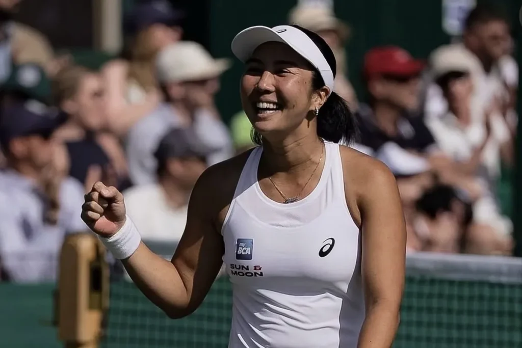 Petenis putri Indonesia Aldila Sutjiadi saat beraksi dalam pertandingan ganda campuran babak pertama Grand Slam Wimbledon 2026 di All England Club, London, Inggris, Jumat (3/7/2026). (Foto: Instagram.com/dila11)