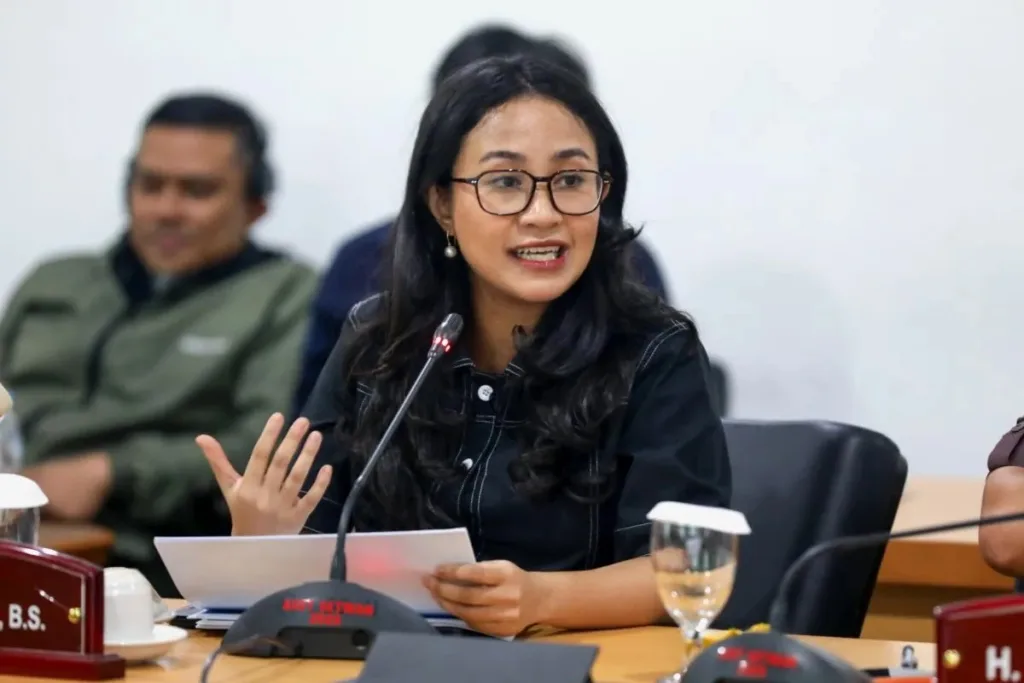 anggota-komisi-e-dprd-farah-savira