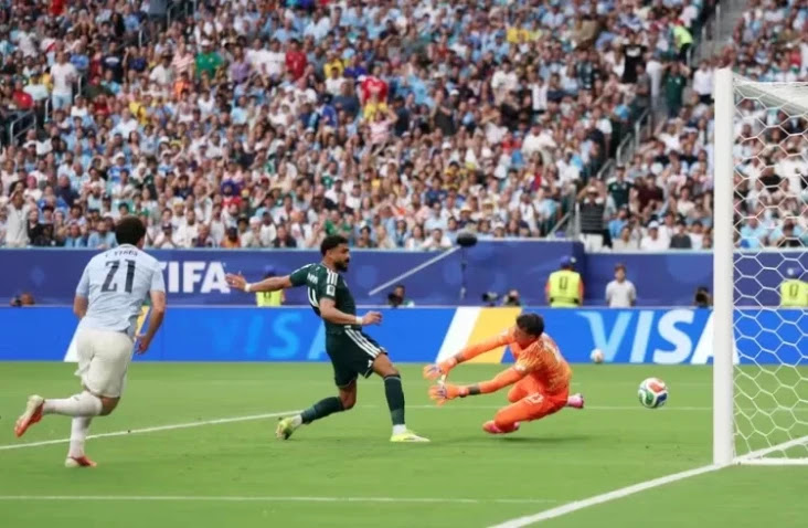 arab-saudi-abdulelah-alamri-koyak-gawang-uruguay-di-babak-pertama-egd