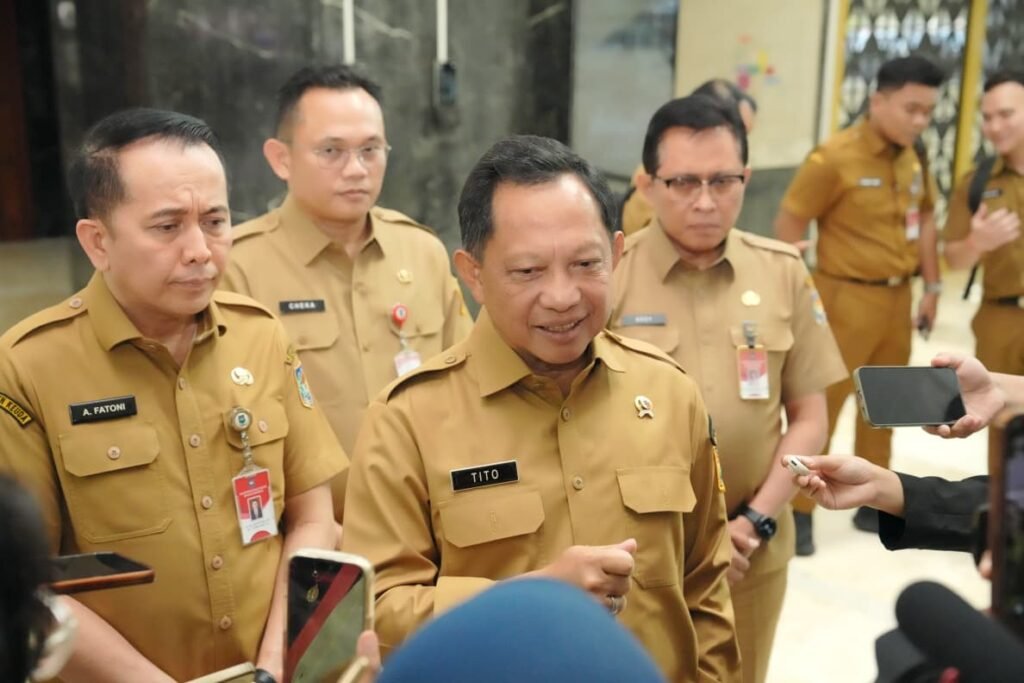 Mendagri Tito Karnavian melakukan doorstop dengan para wartawan setelah mengikuti Rapat Koordinasi Membahas Lanjutan Status PPPK dan ASN Guru di Kompleks Parlemen Senayan, Jakarta, Senin (10/8/2026).