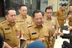 Mendagri Tito Karnavian melakukan doorstop dengan para wartawan setelah mengikuti Rapat Koordinasi Membahas Lanjutan Status PPPK dan ASN Guru di Kompleks Parlemen Senayan, Jakarta, Senin (10/8/2026).