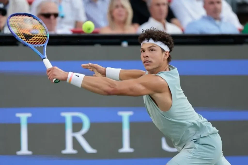 Petenis Amerika Ben Shelton beraksi dalam pertandingan babak semifinal National Bank Open 2026 melawan rekan senegaranya Learner Tien di Montreal, Kanada, Rabu (12/8/2026). National Bank Open