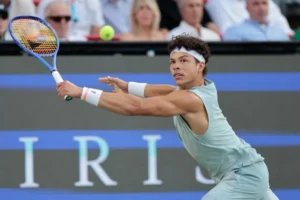 Petenis Amerika Ben Shelton beraksi dalam pertandingan babak semifinal National Bank Open 2026 melawan rekan senegaranya Learner Tien di Montreal, Kanada, Rabu (12/8/2026). National Bank Open