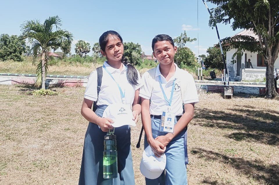 Chika (kiri) murid jenjang SMA yang melanjutkan pendidikan di Sekolah Nasional Terintegrasi (SNT) 10 Kabupaten Kupang, Nusa Tenggara Timur (NTT).