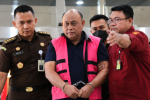 dadan-tersangka-mbg-rompi-pink