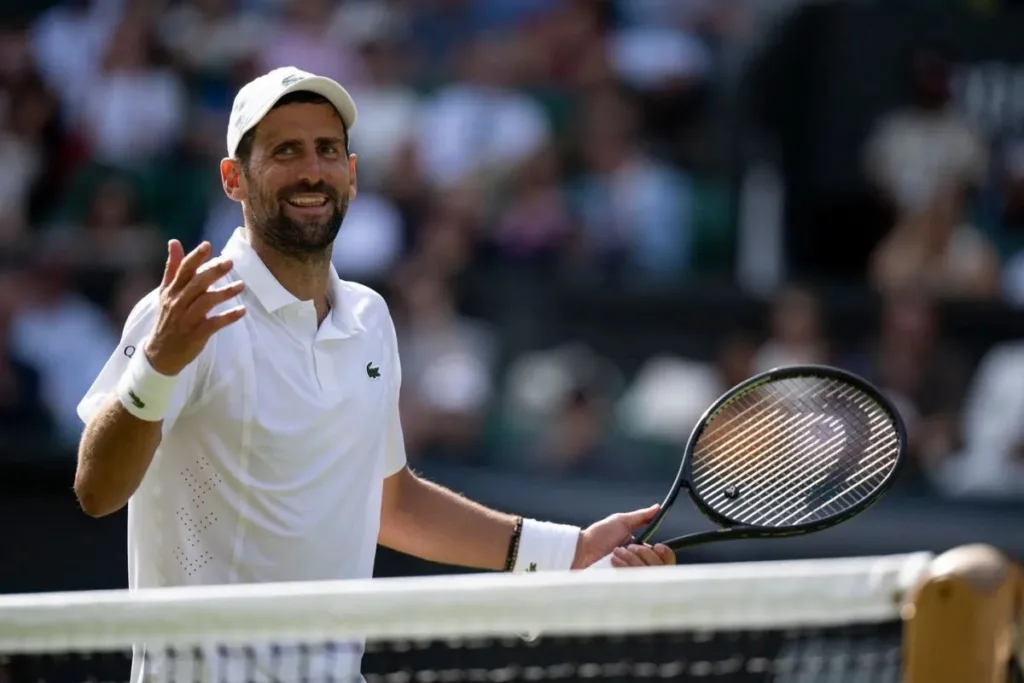 djokovic-senyum-wimbledon