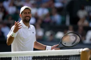djokovic-senyum-wimbledon