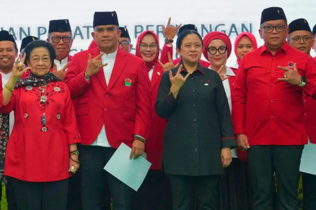 Ketum DPP Bamusi Nasyirul Falah Amru alias Gus Falah (kedua kiri) bersama Ketum DPP PDI Perjuangan Megawati Soekarnoputri (pertama kiri) dalam pelantikan jajaran pengurus baru DPP Bamusi periode 2026-2030, di Jakarta, Selasa (11/8/2026).