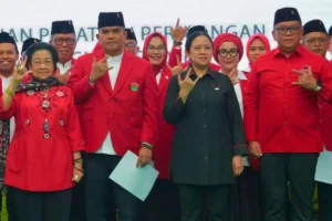 Ketum DPP Bamusi Nasyirul Falah Amru alias Gus Falah (kedua kiri) bersama Ketum DPP PDI Perjuangan Megawati Soekarnoputri (pertama kiri) dalam pelantikan jajaran pengurus baru DPP Bamusi periode 2026-2030, di Jakarta, Selasa (11/8/2026).