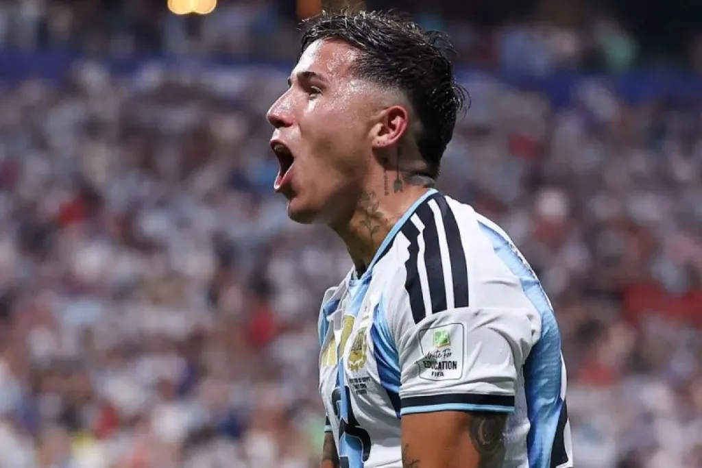 Chelsea memberi Manchester City tenggat waktu singkat untuk mengajukan tawaran resmi bagi gelandang Enzo Fernandez. Manchester City harus bergerak cepat jika ingin mendapatkan pemain asal Argentina tersebut.