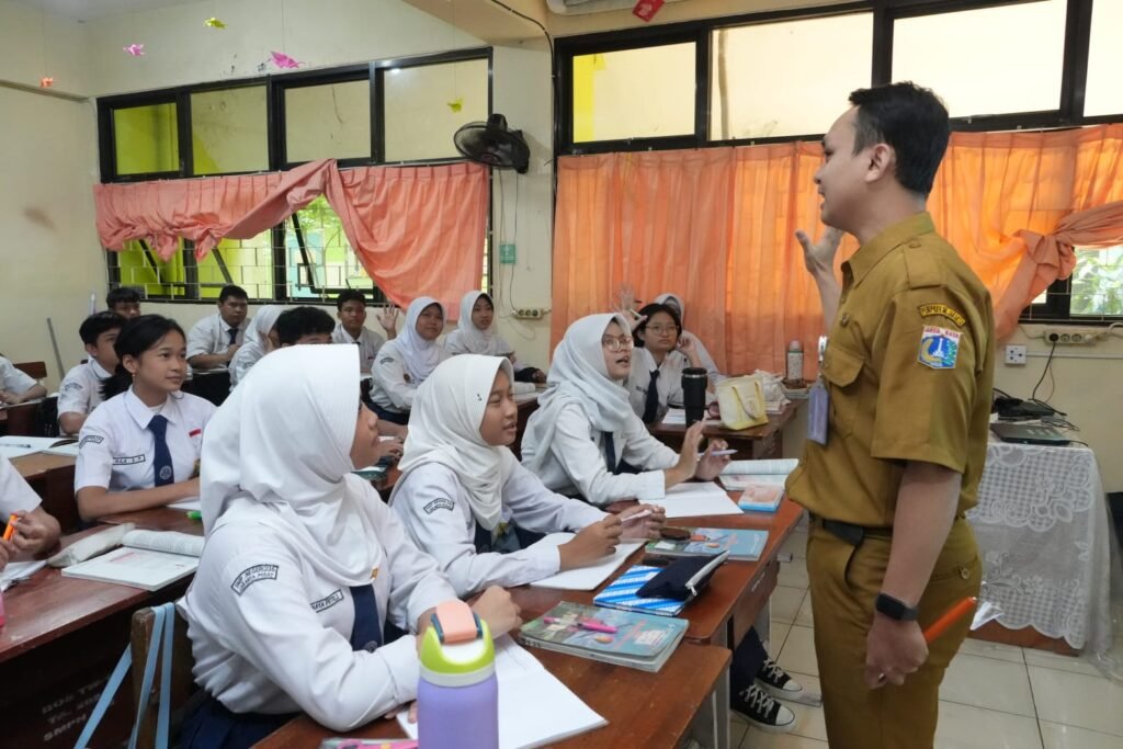 guru pria mengajar