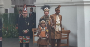 hadir-di-istana-negara-gibran-kenakan-pakaian-adat-papua_232028