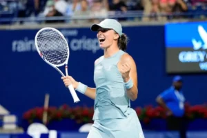 Petenis Polandia Iga Swiatek bereaksi dalam pertandingan semifinal WTA 1000 National Bank Open 2026 melawan petenis Ukraina Elina Svitolina di Toronto, Kanada, Rabu (12/8/2026).