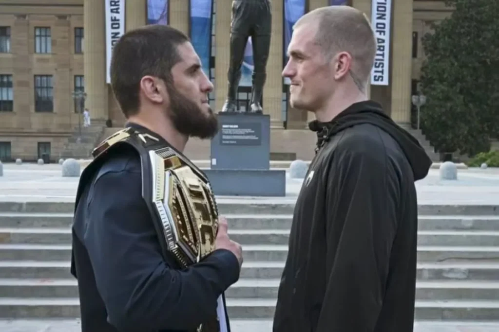 Juara kelas welter Ultimate Fighting Championship (UFC) Islam Makhachev (kiri) dan Ian Machado Garry menjalani sesi face-off di media sosial yang dipantau di Jakarta, Kamis (13/8/2026). (Foto: Instagram resmi UFC/@ufc)