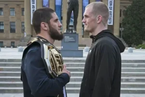 Juara kelas welter Ultimate Fighting Championship (UFC) Islam Makhachev (kiri) dan Ian Machado Garry menjalani sesi face-off di media sosial yang dipantau di Jakarta, Kamis (13/8/2026). (Foto: Instagram resmi UFC/@ufc)