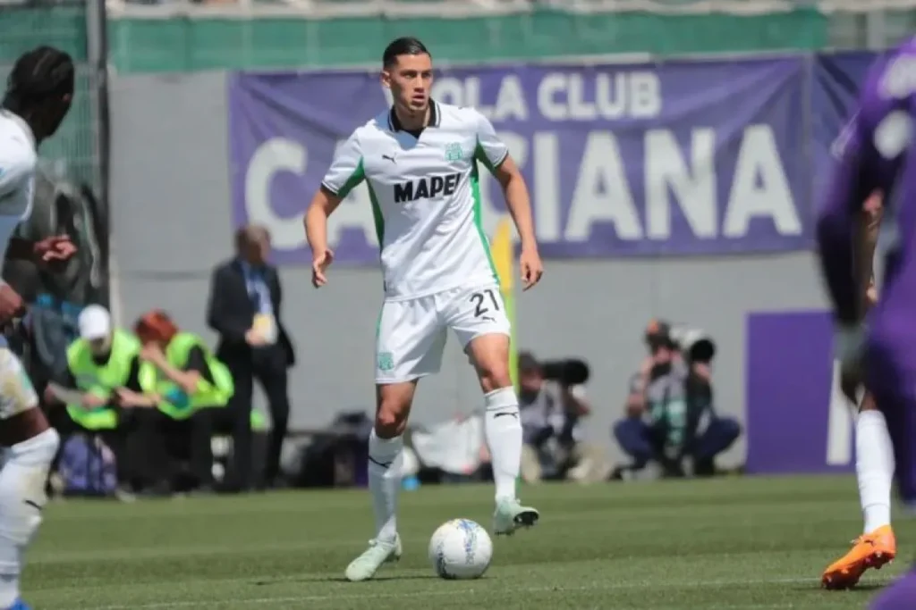jay idzes amankan bola sassuolo
