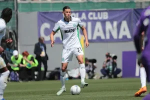 jay idzes amankan bola sassuolo