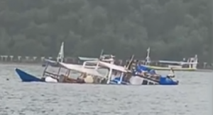 kapal tenggelam tangkapan layar