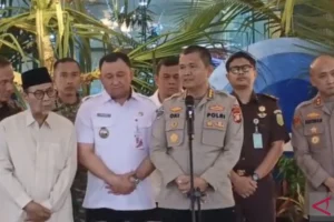 Plh Kapolres Metro Jakarta Utara Kombes Pol Oki Waskito didampingi Wali Kota Jakarta Utara Hendra Hidayat saat jumpa pers kasus penistaan agama di Jakarta, Rabu (12/8/2026).