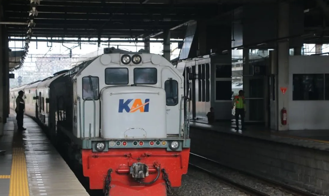 kereta-stasiun-gambir