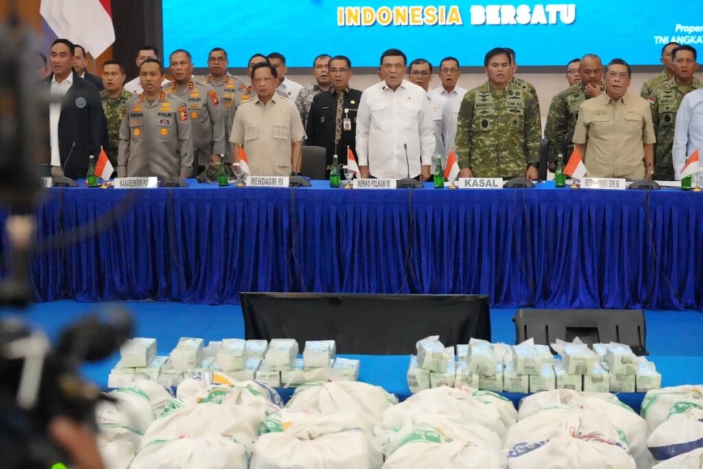 Mendagri Tito Karnavian turut serta dalam konferensi pers pemusnahan barang bukti hasil penggagalan penyelundupan 1,3 ton ketamin di Mako Kodaeral IV Batam, Kepulauan Riau, Rabu (12/8/2026).