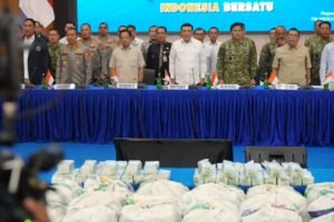 Mendagri Tito Karnavian turut serta dalam konferensi pers pemusnahan barang bukti hasil penggagalan penyelundupan 1,3 ton ketamin di Mako Kodaeral IV Batam, Kepulauan Riau, Rabu (12/8/2026).