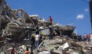 Tim pencarian dan penyelamatan melakukan operasi di tengah reruntuhan bangunan yang ambruk akibat gempa bumi dahsyat berkekuatan magnitudo 7,4 di Pereira, Kolombia, pada 10 Agustus 2026. Setidaknya 132 orang tewas dan 570 lainnya terluka dalam gempa tersebut.