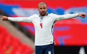 Kyle Walker berpeluang kembali tampil di Premier League setelah Everton dikabarkan tertarik mendatangkan bek veteran tersebut.